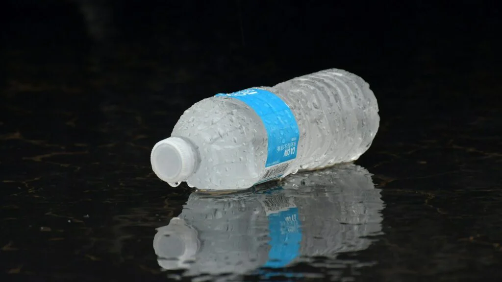 Mikroplasty v balené vodě