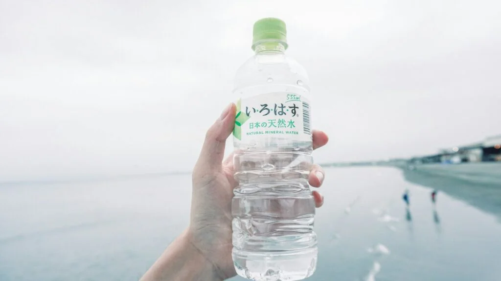 Zdroj mikroplastů: lahve, uzávěry i výroba