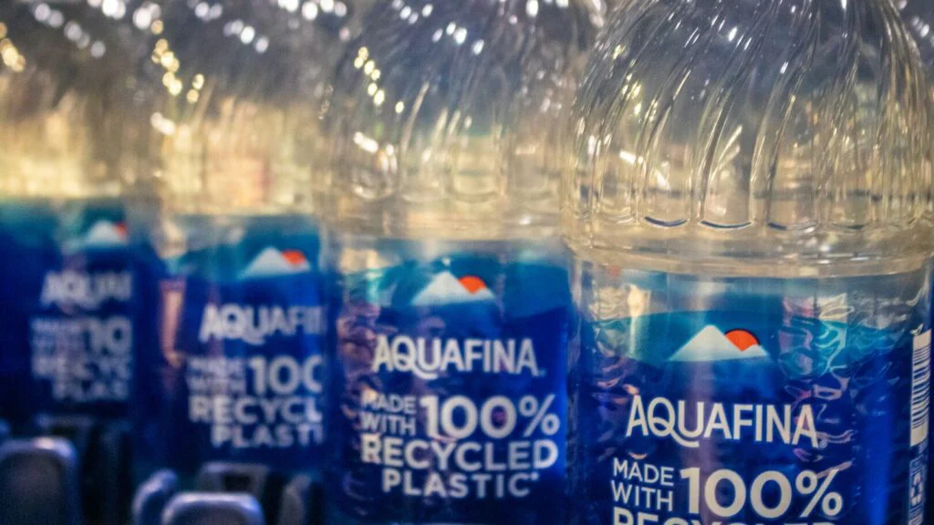 Věčné chemikálie v balené vodě