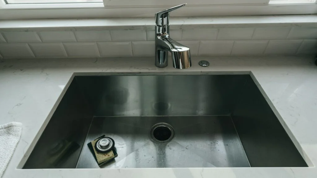 Proč váš dřez zapáchá?