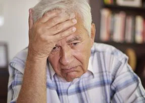 Smutný ustaraný senior