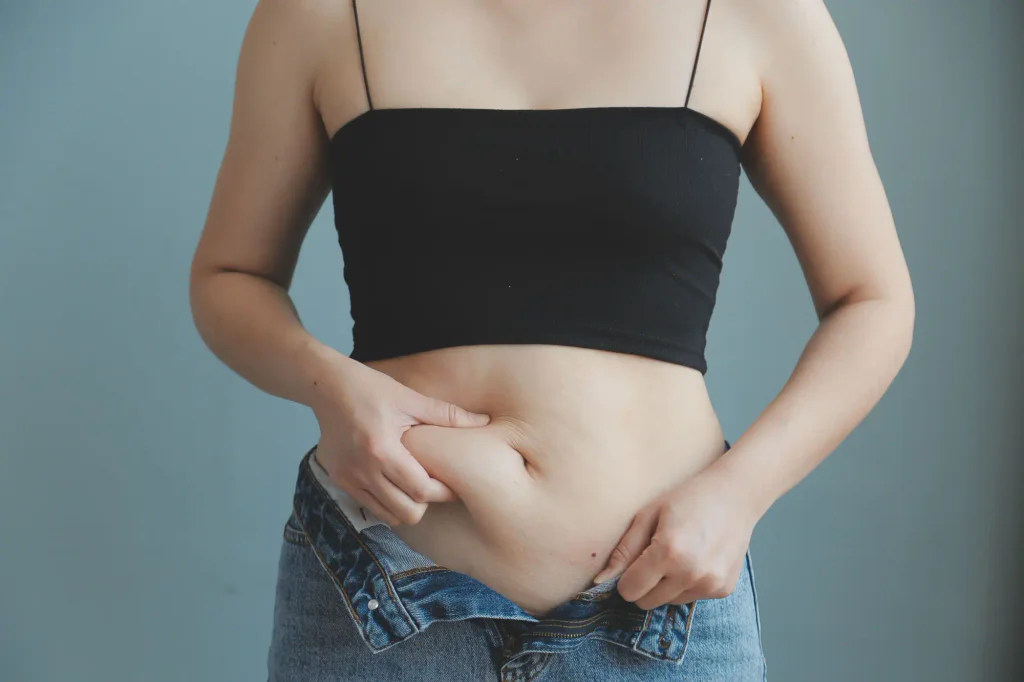 Žena si drží břicho