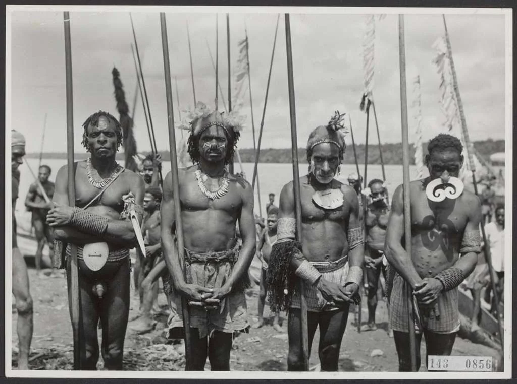 krijgers-uit-het-asmath-gebied-zuid-nieuw-guinea-bestanddeelnr-143-0856-c0350f