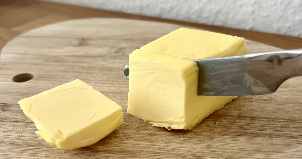 Obrázek ke kvízu: Jak dobře se vyznáte v máslech? Kolik procent musí obsahovat, aby bylo považováno za máslo?