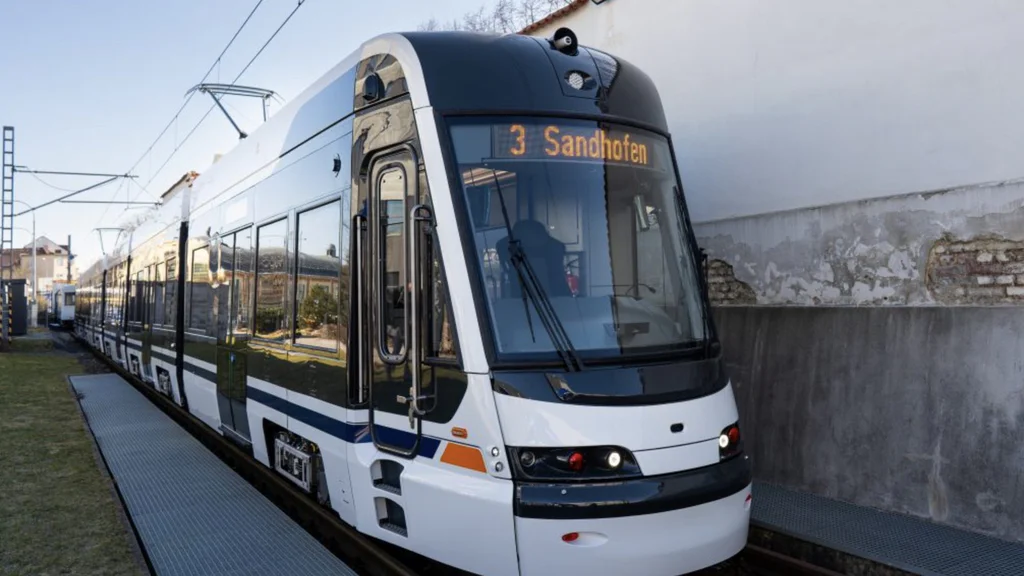 Škoda vyrobila nejdelší vlakotramvaj na světě, to není vtip. Dlouhá ...