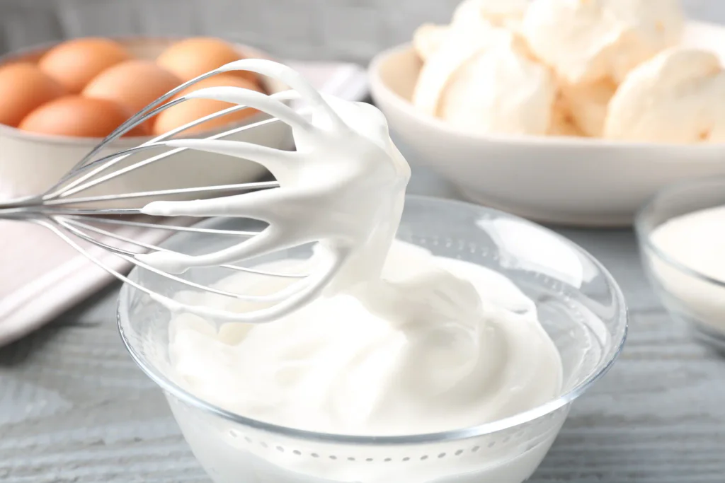 Sněhové pusinky s bílou čokoládou jsou zpět. Recept z Kuchařky pro dceru boduje svou jednoduchostí.