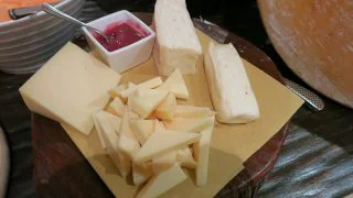 Koupili jste si v českých supermarketech jeden z těchto oblíbených sýrů? Zjistily se o nich velmi nepříjemné věci. Nesmí se jíst