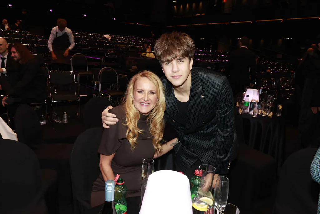 Jakub Svoboda se svou maminkou Vendulou Pizingerovou na slavících. Foto: Nextfoto