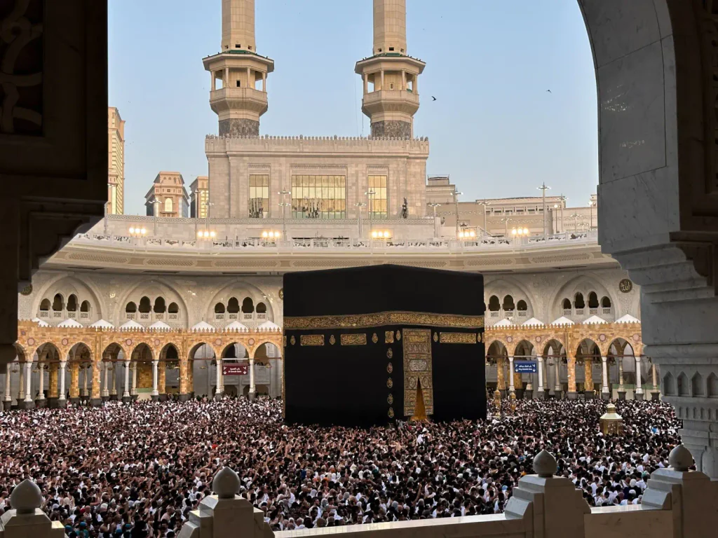 Město Mekka, konkrétně záběr na Kaabu, nejposvátnější místo islámu. Náměstí je plné lidí.