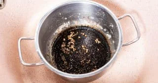 Připálenou pánev zachrání alobal, citron i jedlá soda s octem. Nejspolehlivější je ale použití tablety do myčky