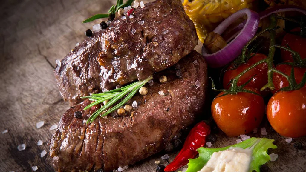 Příprava masa ke grilování je pro mnohé rituálem, někdy stačí jen oblíbené bylinky a sůl