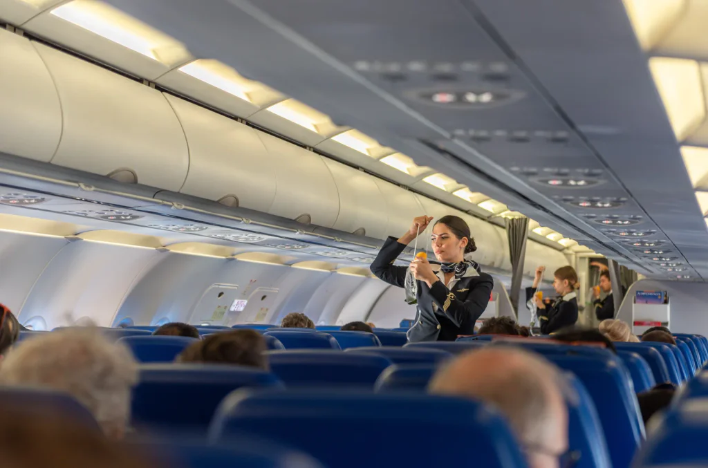 Nejsou tak milé, jak vypadají. Letušky používají kódy a přezdívky, které cestující raději neznají.