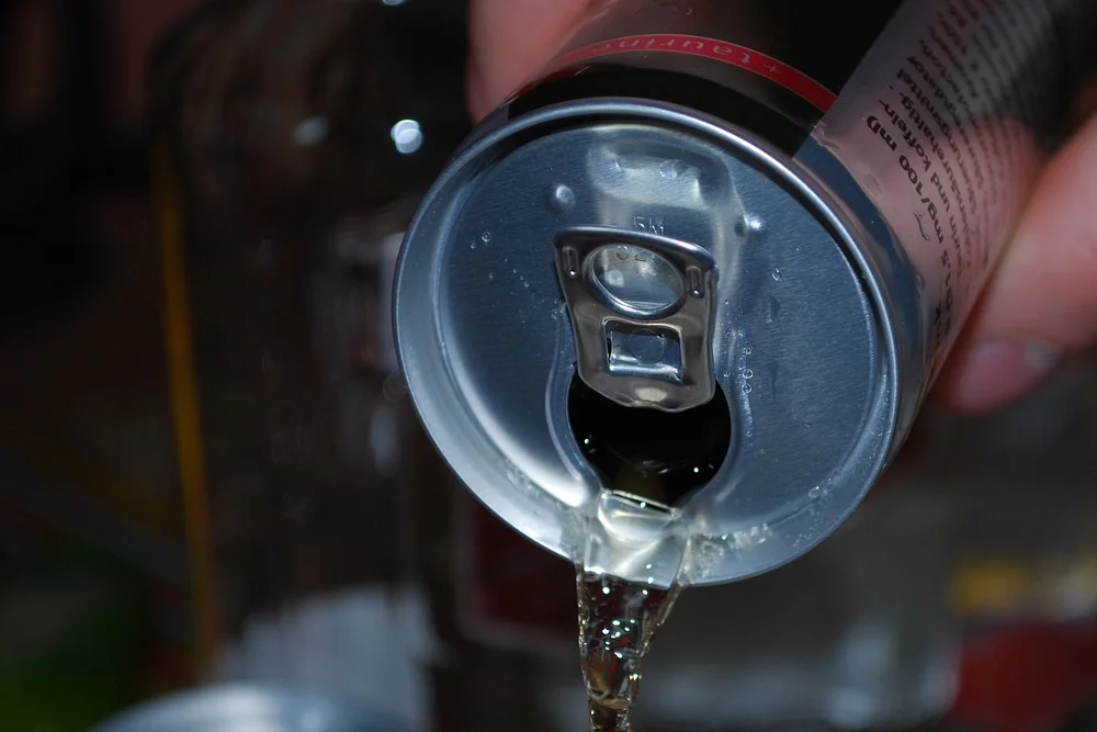 Vylévání energetického nápoje