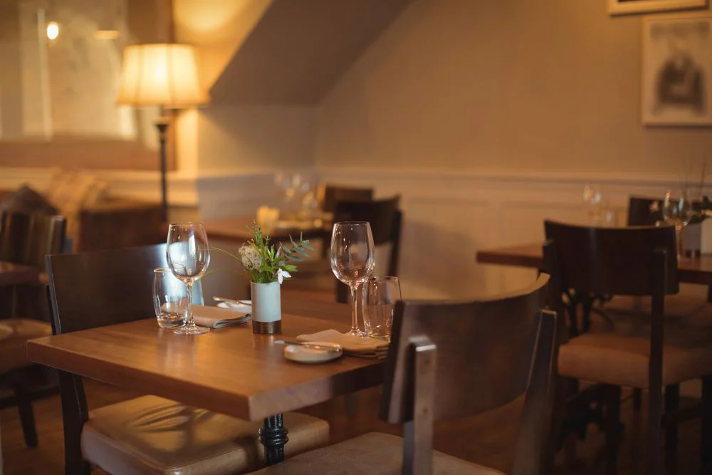 prostřený stůl pro dva v restauraci