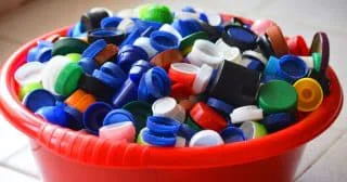 Plastová víčka ještě poslouží. Stačí je slepit dohromady a vznikne z nich bytelná nádoba