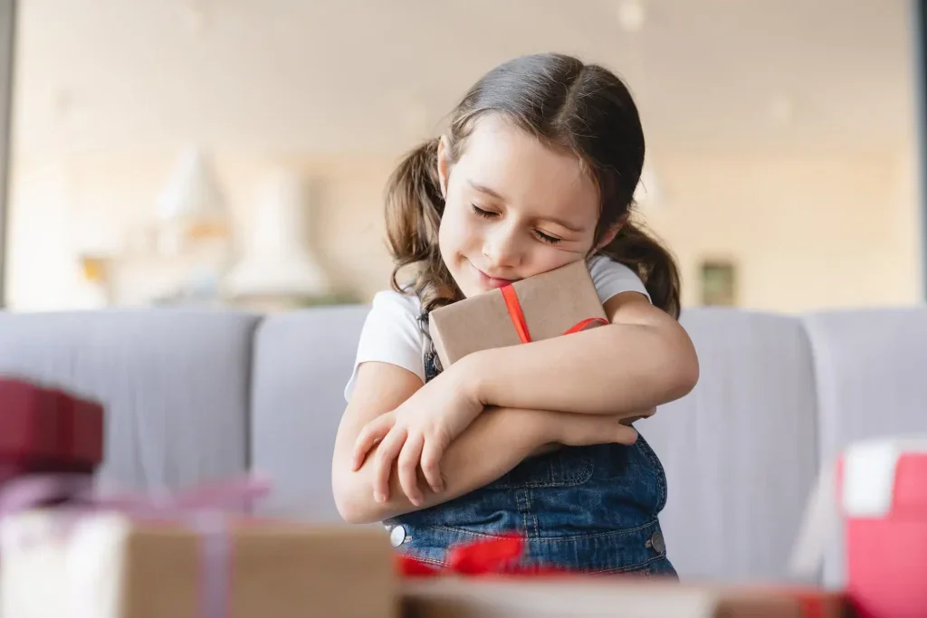 dítě svírá radostně dárek