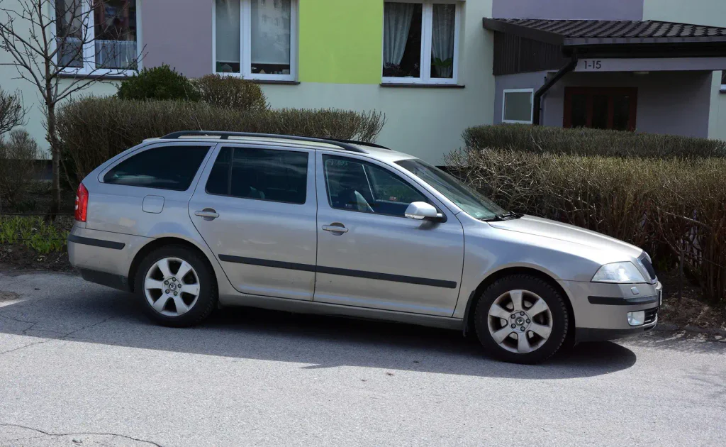 auto stojí před domem