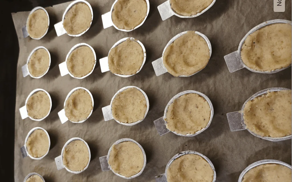 Těsto plníme do formiček, aby nám zůstal důlek na naplnění ořechů.