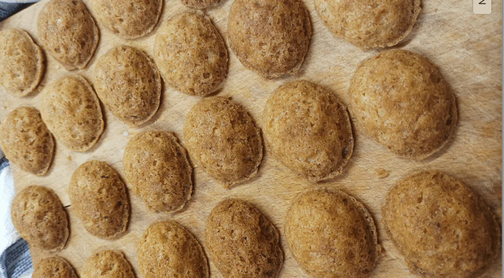 Po upečení necháme mírně vychladnout a vyklepneme z formiček.