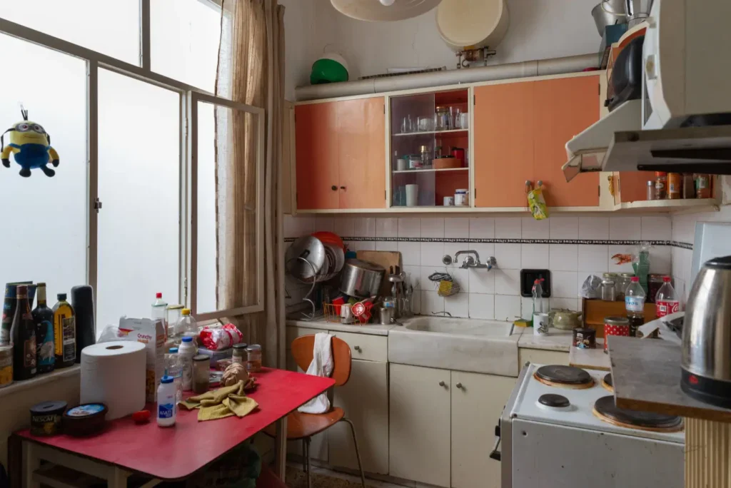 Stará kuchyně s červeným stolem