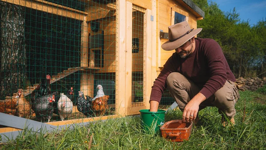 Farma Vojty Kotka: Velikonoce na venkově, stálý boj s vodou, noví obyvatelé farmy s hlavní vedoucí a nemotorný sedlák