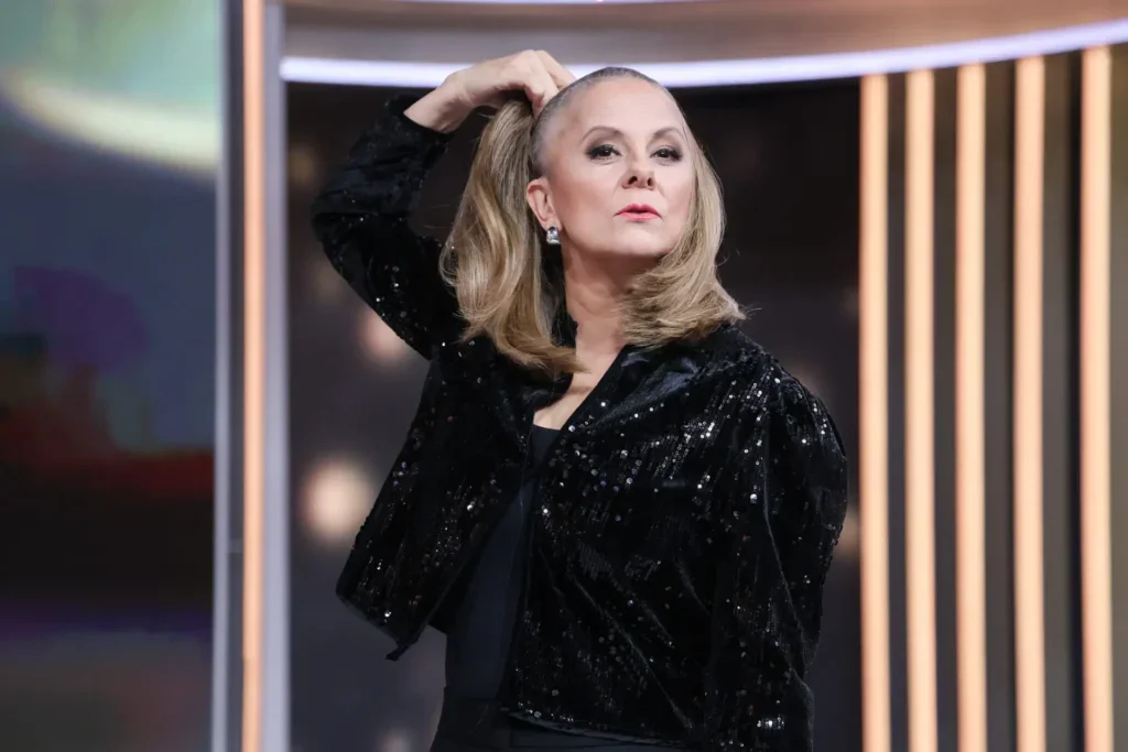 Moderátorka Laďka Něrgešová v černém flitrovaném outfitu v TV