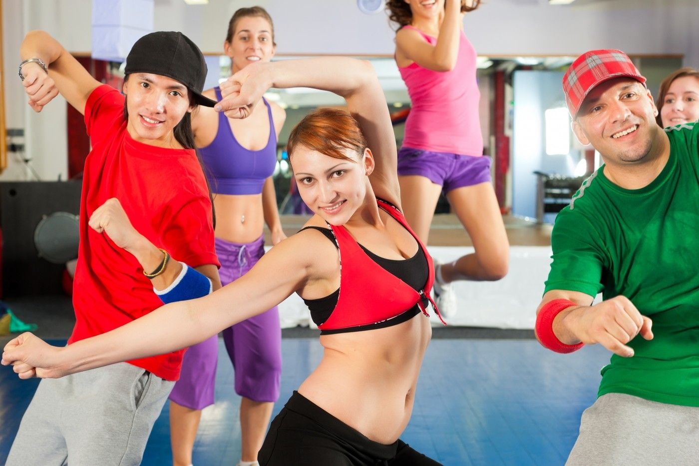 Do posiloven přicházejí teenageři. Jsou hodně na mobilu, ale cvičit umějí