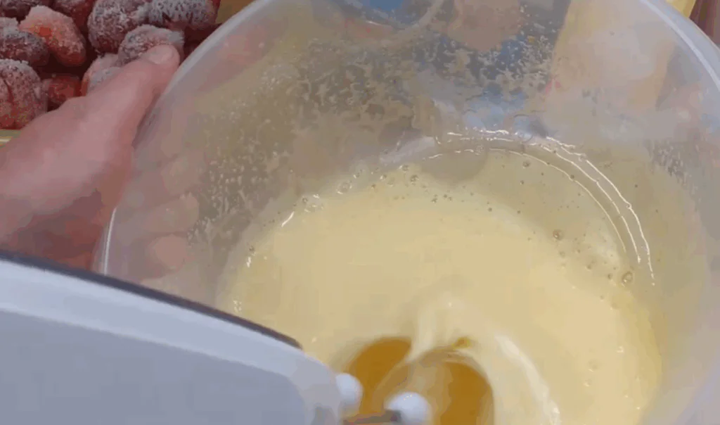 Obrázek k receptu na čokoládové řezy s jahodami a polevou