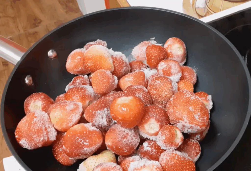 Obrázek k receptu na čokoládové řezy s jahodami a polevou