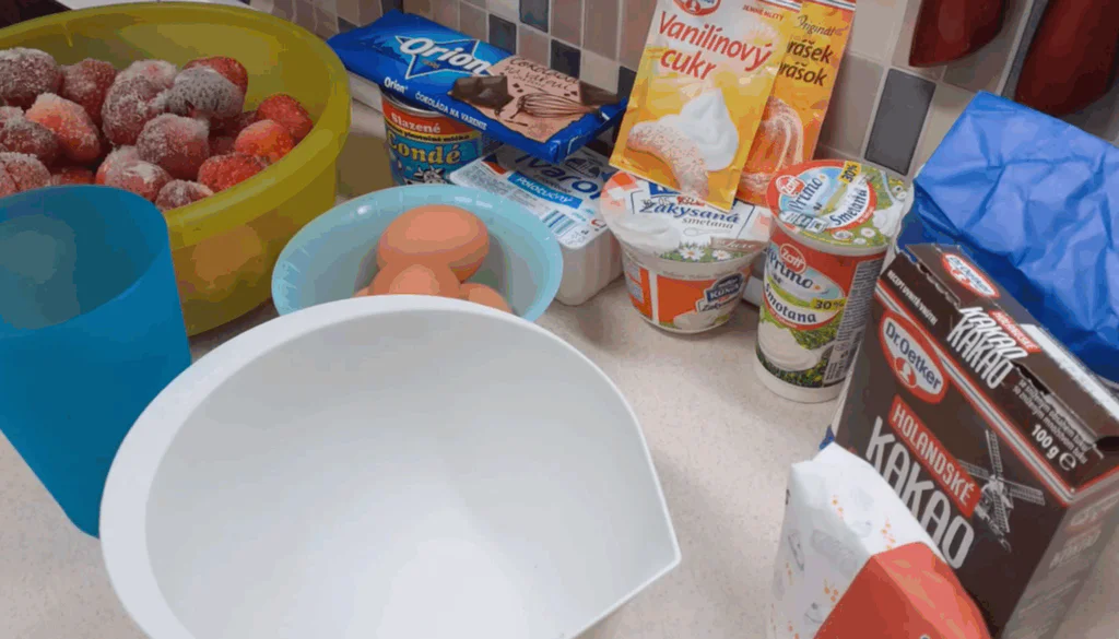 Obrázek k receptu na čokoládové řezy s jahodami a polevou