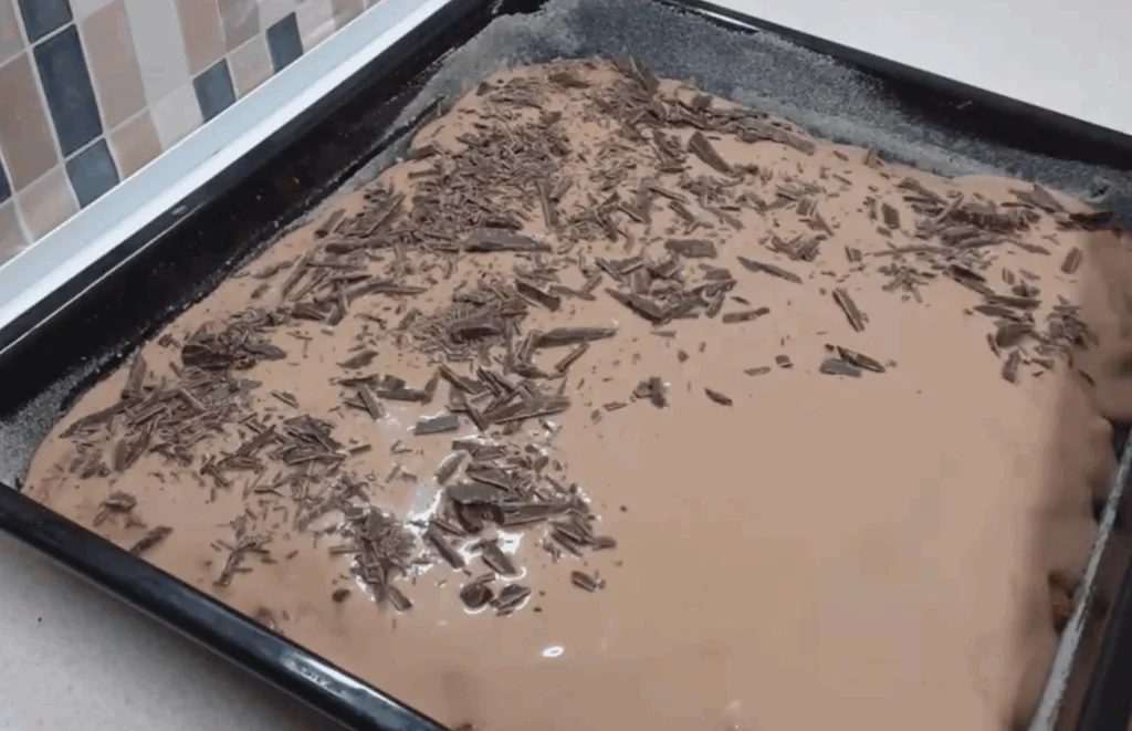 Obrázek k receptu na čokoládové řezy s jahodami a polevou