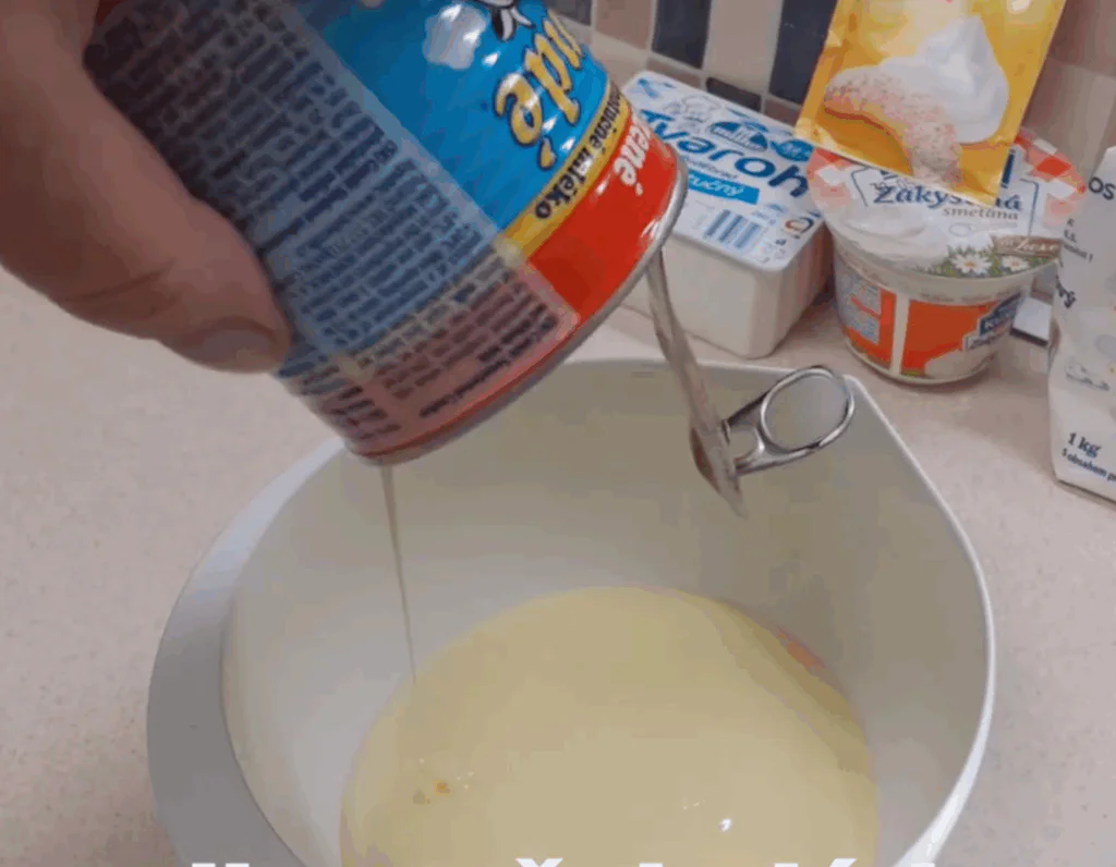 Obrázek k receptu na čokoládové řezy s jahodami a polevou