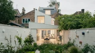 Nevýrazný řadový dům proměnili na skvost umění. Zachoval si přitom původní viktoriánskou část