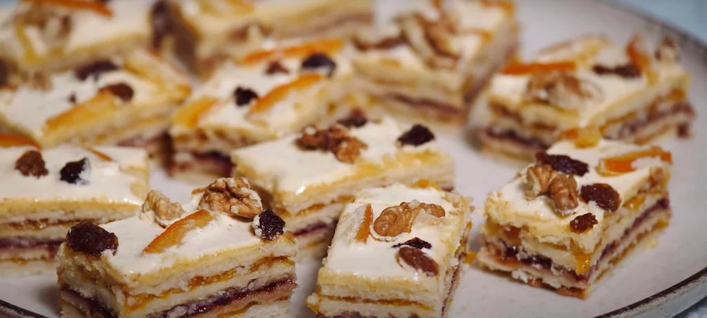 Obrázek receptu na Harlekýnový dort s pláty, marmeládou a polevou.