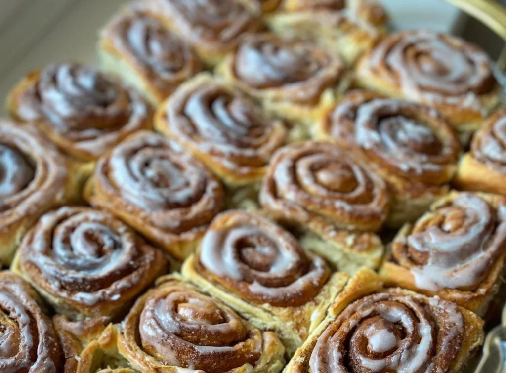 Obrázek receptu na Kynuté šneky - - nadýchané těsto, sladká skořice, svěží poleva - dokonalost v každém závitu