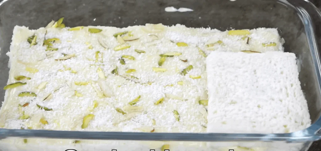 Přidáme vrstvu pudinkové hmoty a posypeme ořechy, vrstvy pak střídáme.