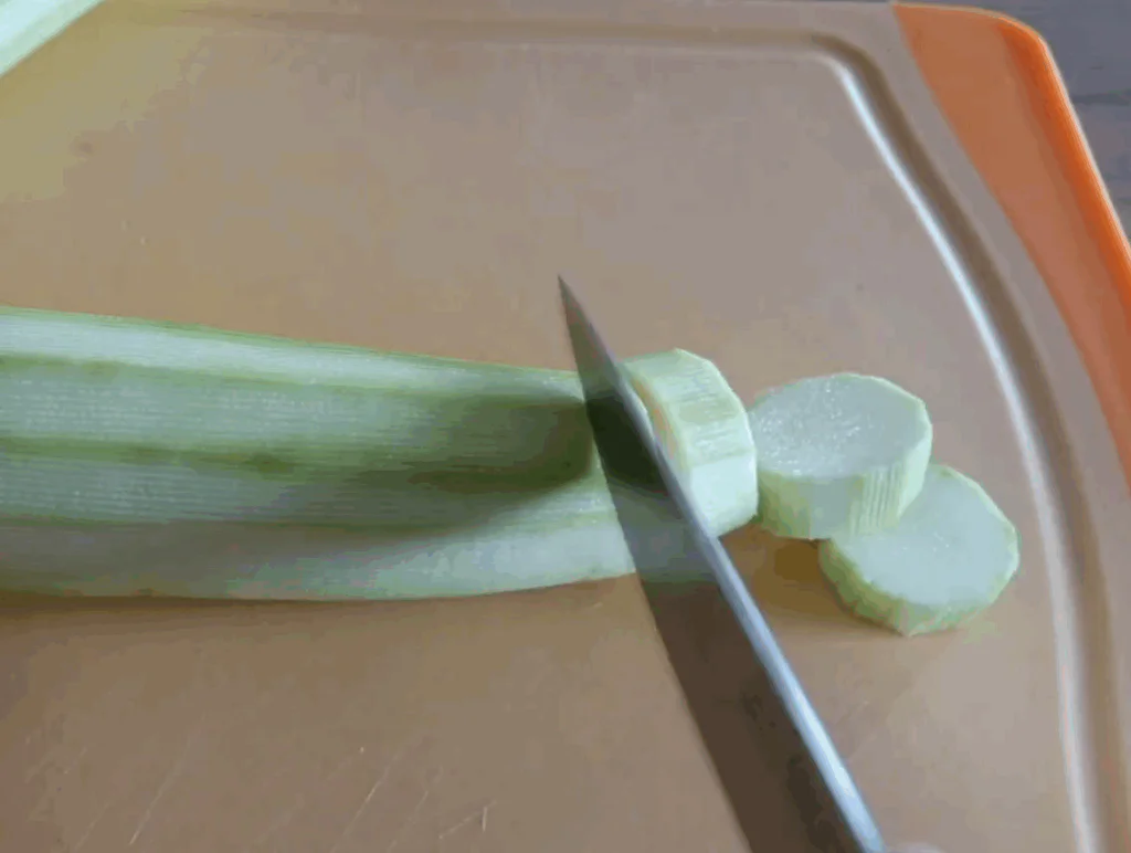 Cuketu oloupeme a nakrájíme na plátky.