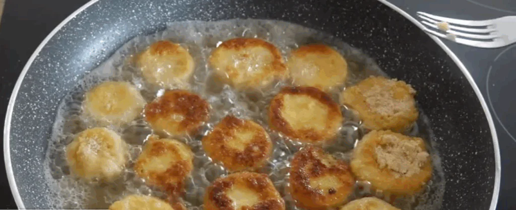 Obalenou cuketu usmažíme z obou stran do křupava.