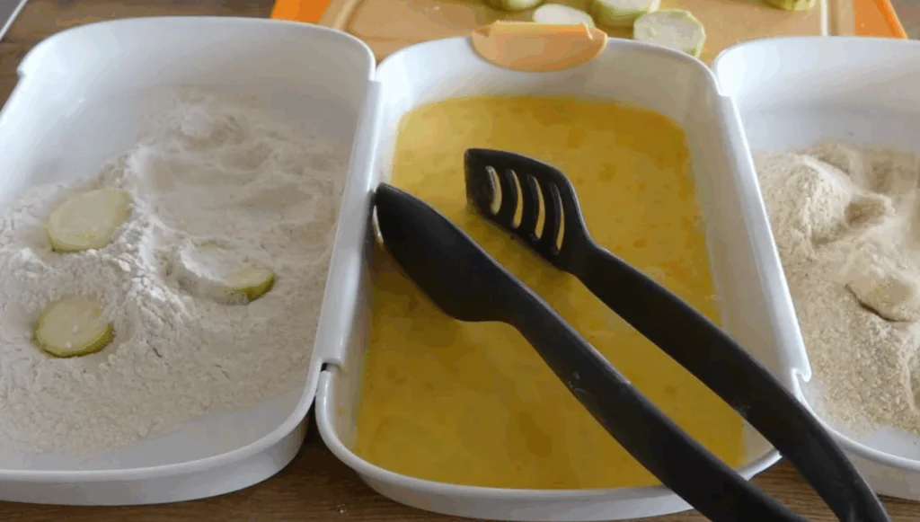 Plátky cukety obalíme v trojobalu.