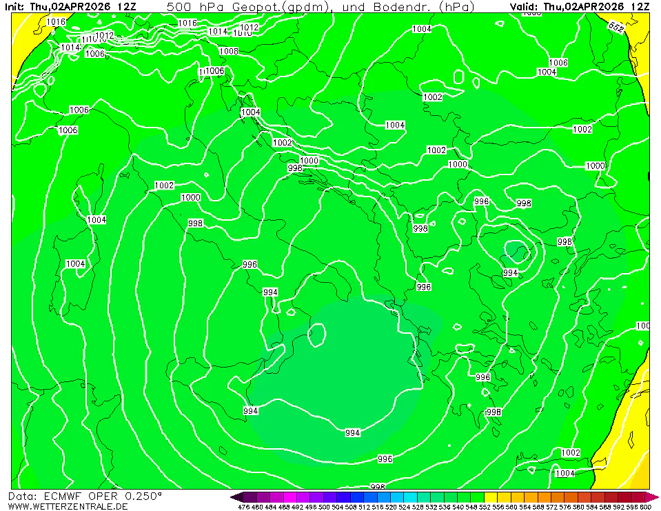 Tlaková víceméně nad jižní Itálií je patrná i na výstupu modelu ECMWF - právě ta určuje extremitu počasí v této oblasti