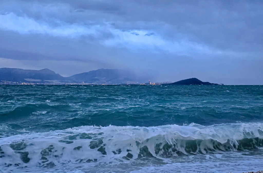 Nejen alpské oblasti mají problémy; Některé chorvatské ostrovy jsou uzavřené vlivem bóry, které znemožňuje dopravu mezi ostrovem Krk nebo Pag a pevninou