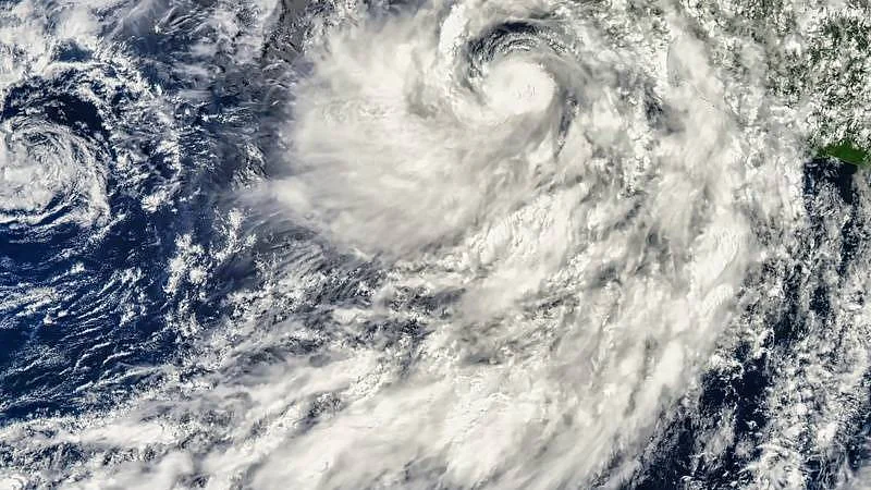 Čeká nás větrný víkend, u Evropy se srazí 2 hurikány