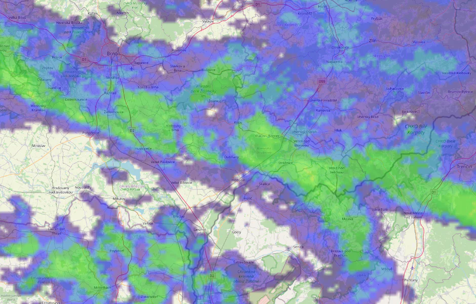 Detailní radarový snímek na jinak ničím nezajímavou přeháňku na jihu Moravy, která však vyprodukovala bleskové výboje (zdroj: Radar Meteocentrum)