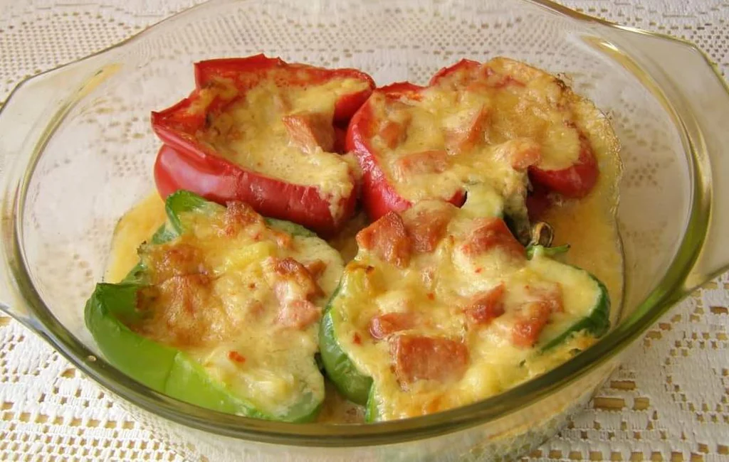 Obrázek receptu na zapečené papriky plněné Olomouckými tvarůžky.