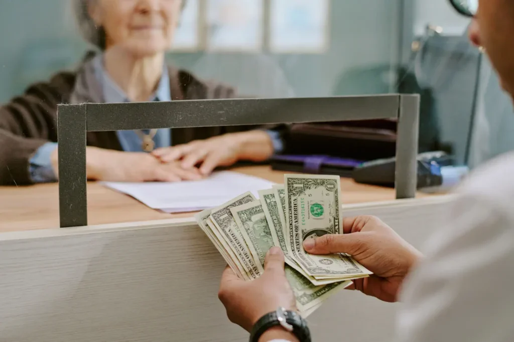 Vklad peněz na vlastní účet se nově prodraží