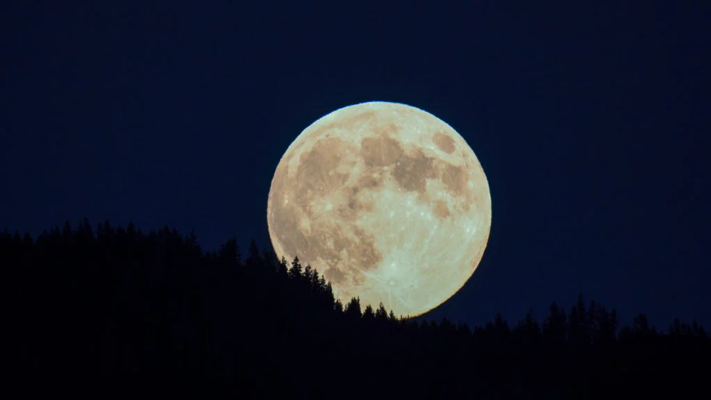 Druhý ze tří superměsíců v roce 2025