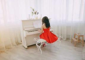 holčička hraje na klavír