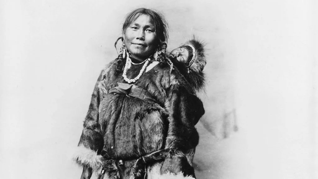 Měsíc po porodu zůstávaly Eskymačky s dítětem v odděleném iglú, „jen“ pečovaly o dítě a odpočívaly. O vše se starali muži