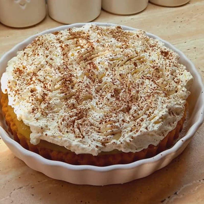 Hotový koláč posypeme skořicovým cukrem.