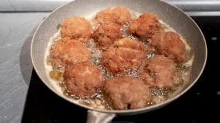 Jablka udělají z karbanátků mistrovské dílo. K mletému masu se ale hodí i kari či šalvěj